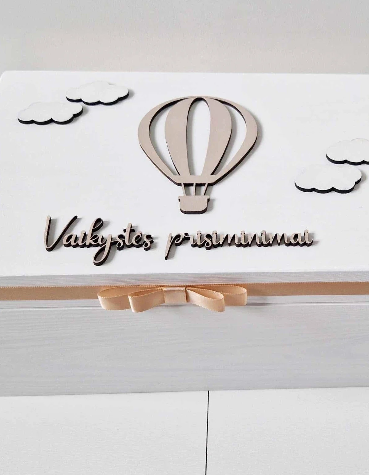 Balta minimalistinė krikšto dėžė