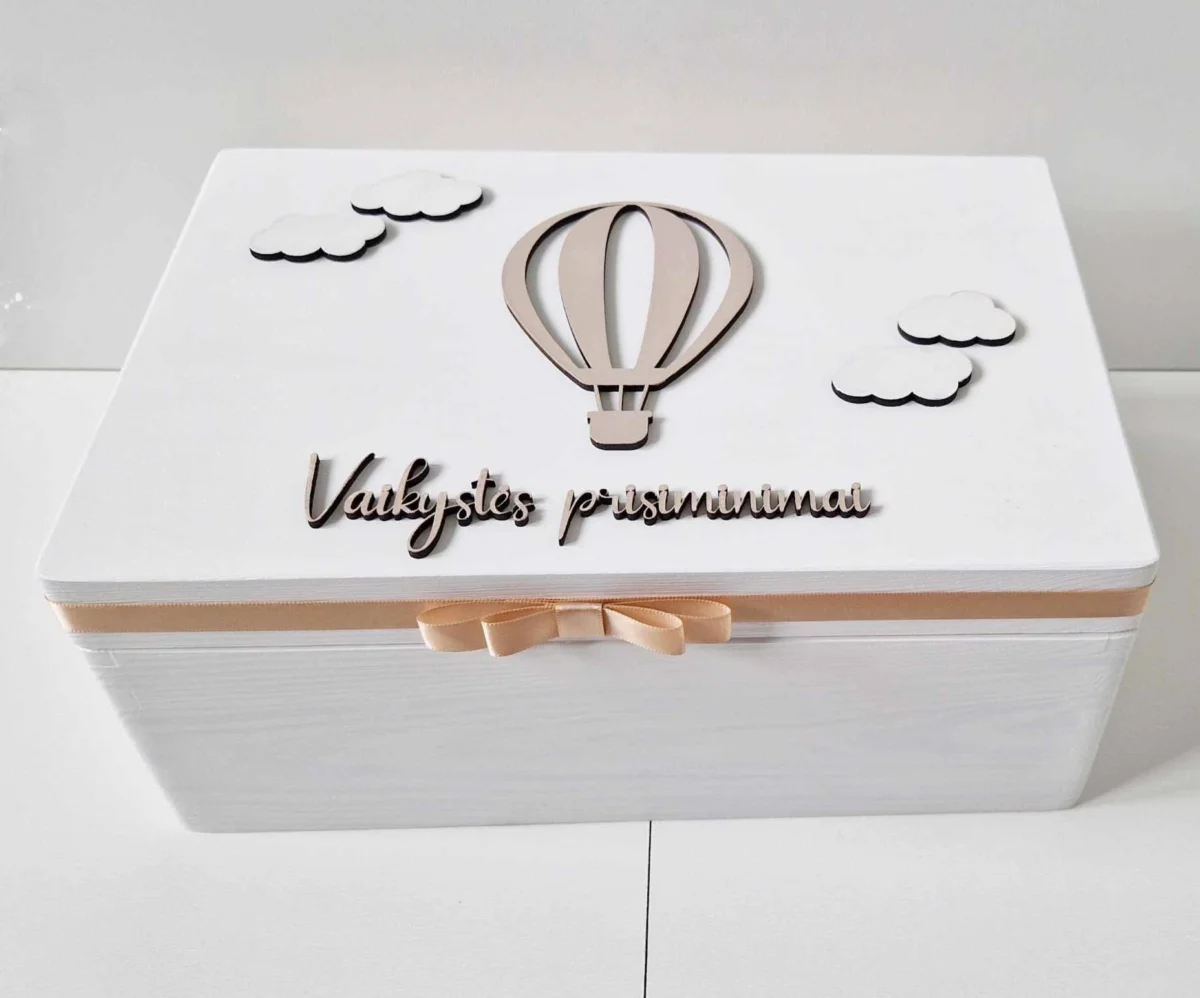 Balta minimalistinė krikšto dėžė