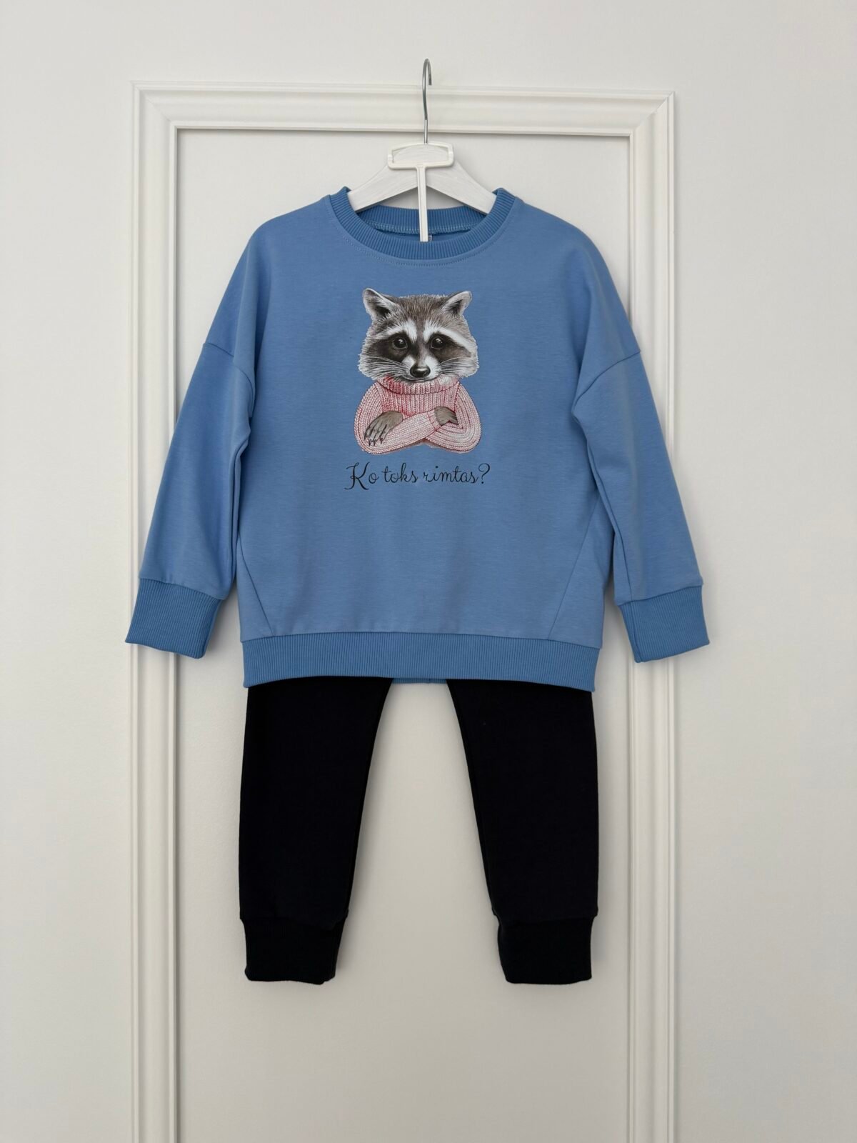 Laisvalaikio kostiumėlis su piešiniu