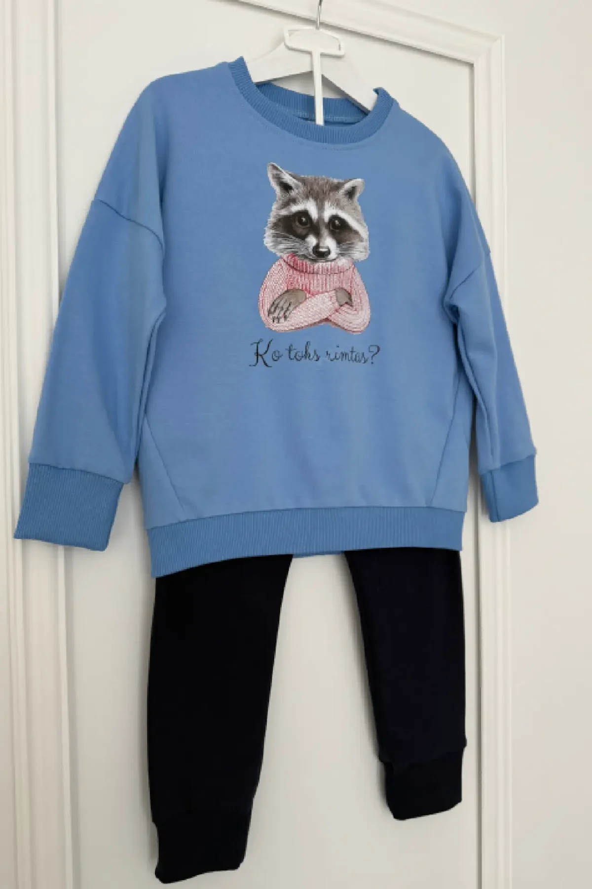 Laisvalaikio kostiumėlis su piešiniu