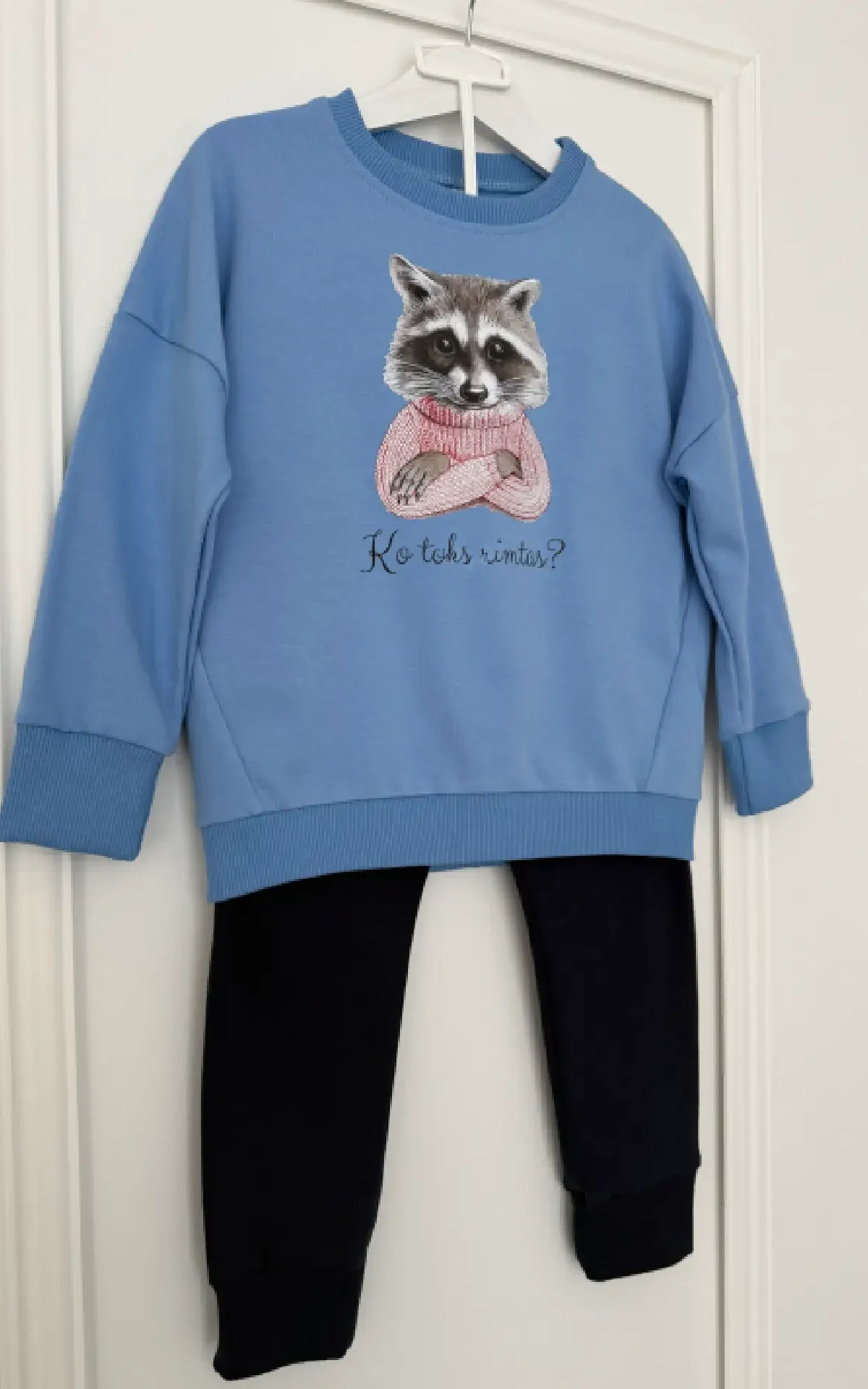 Laisvalaikio kostiumėlis su piešiniu