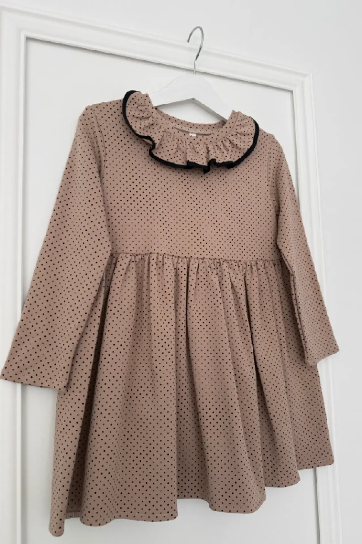 suknelė su taškeliais