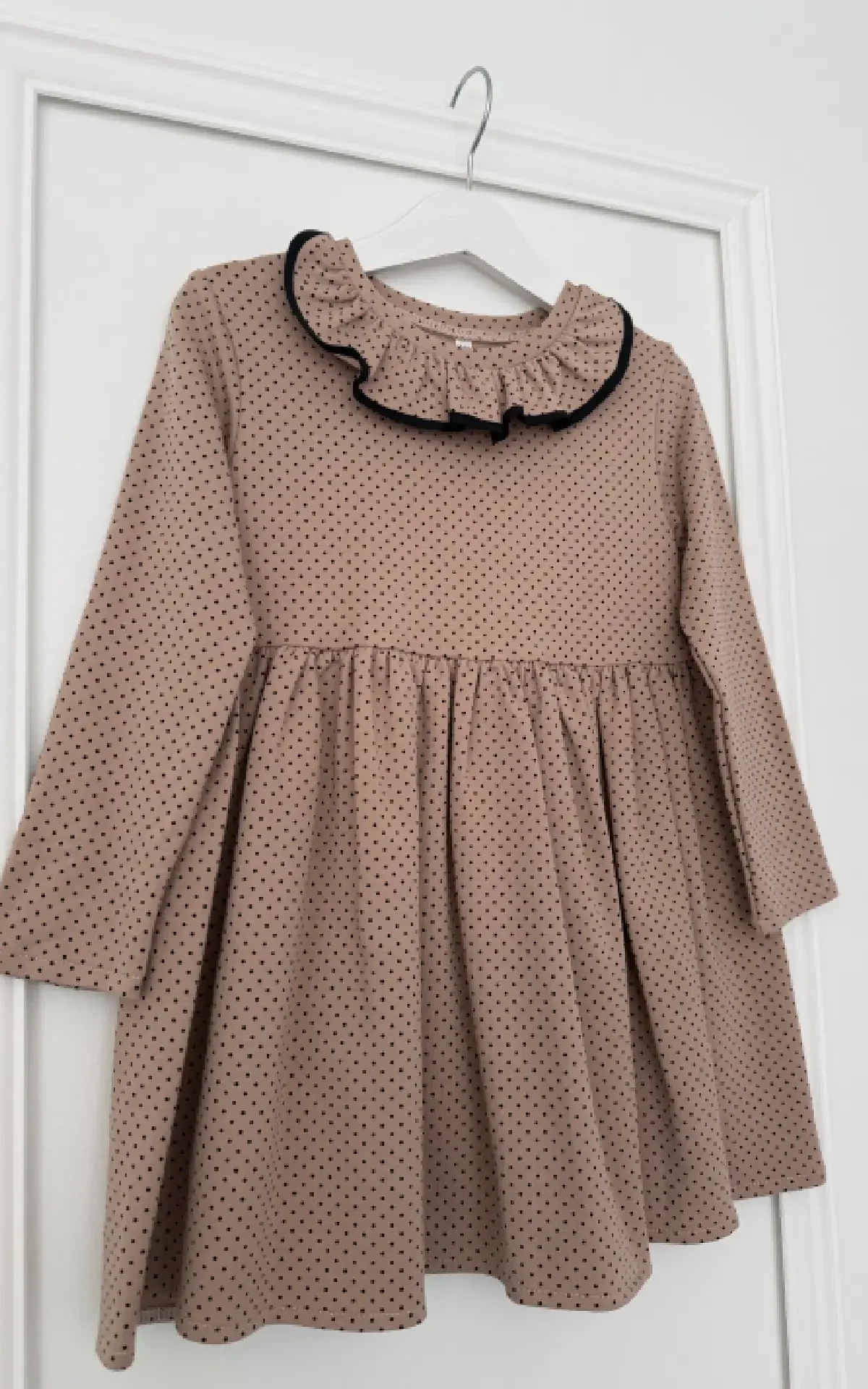 suknelė su taškeliais