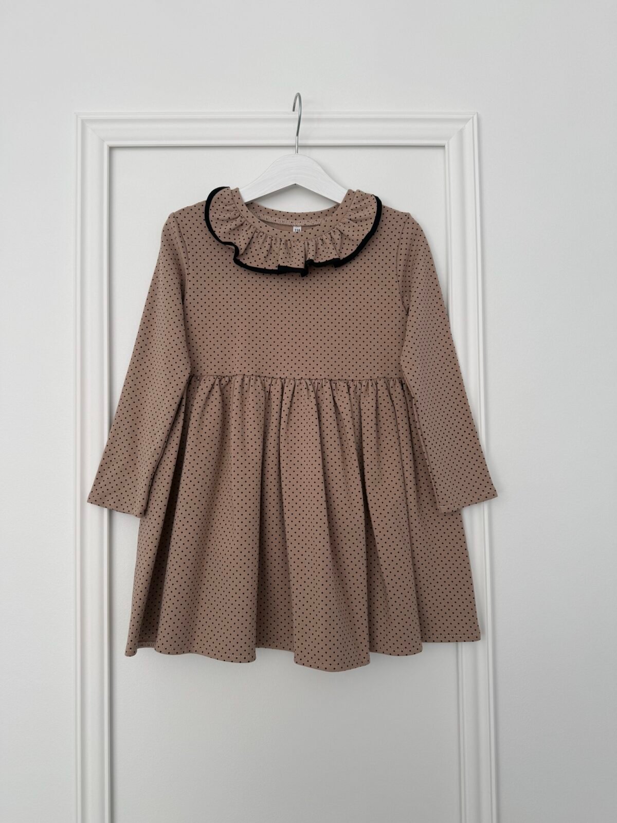 suknelė su taškeliais