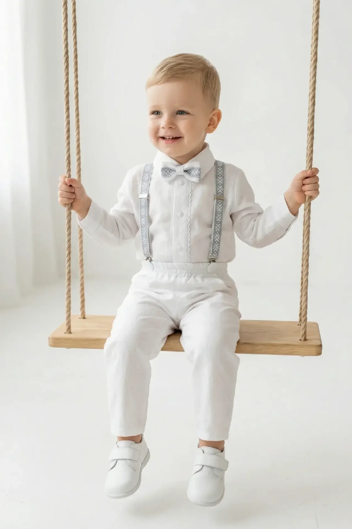 Baltas šventinis kostiumas