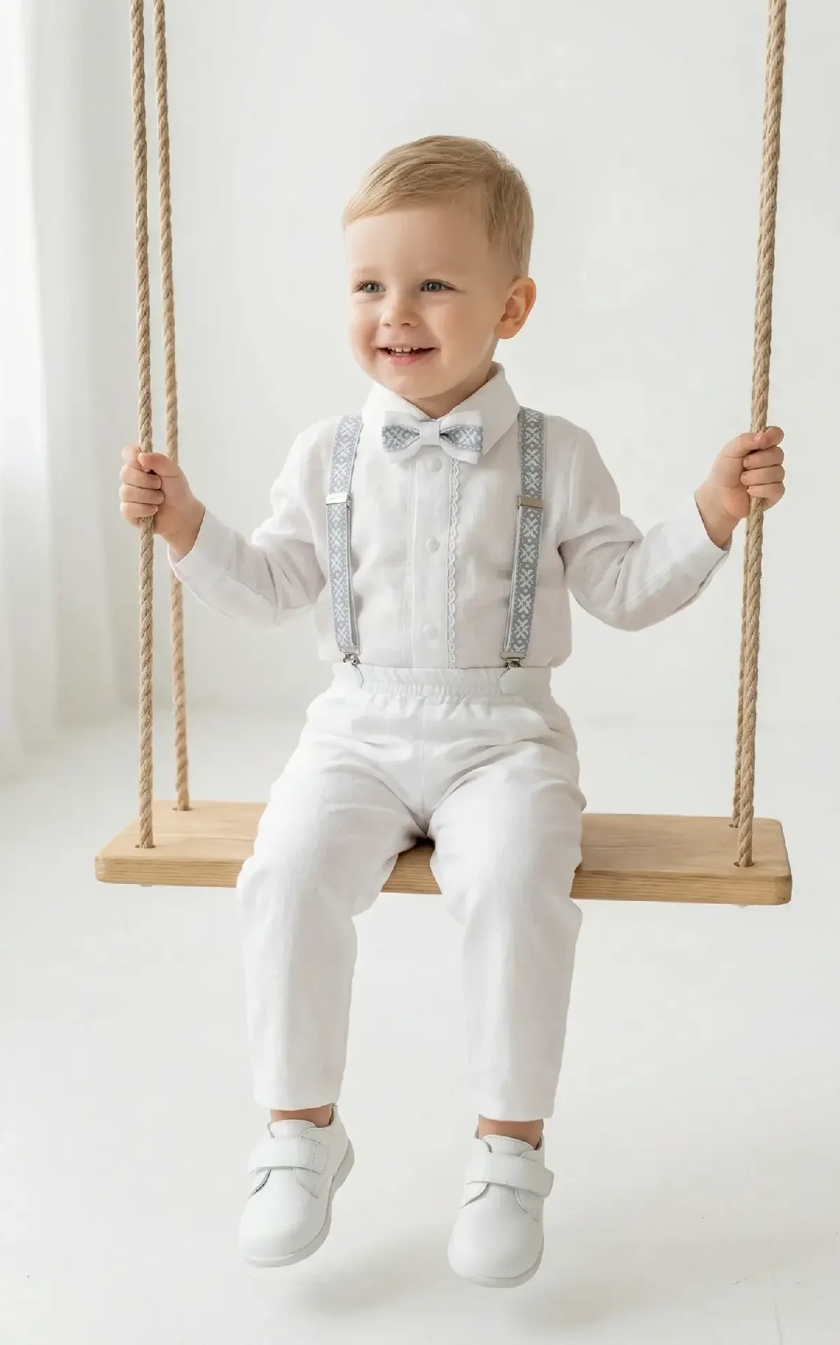 Baltas šventinis kostiumas