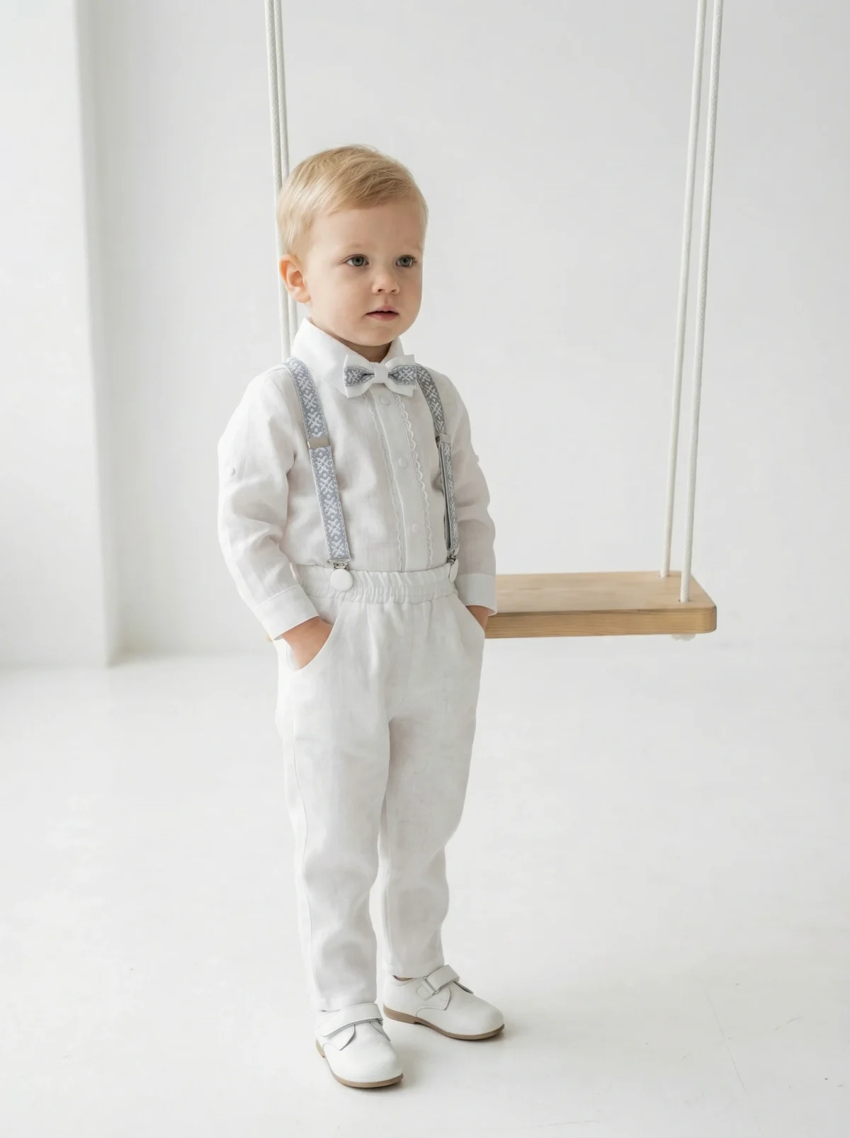 Baltas šventinis kostiumas