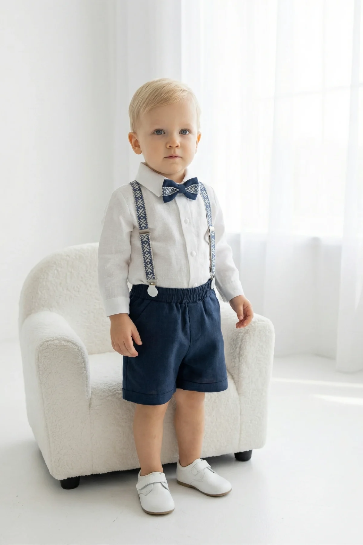 Mėlynas krikštynų kostiumas