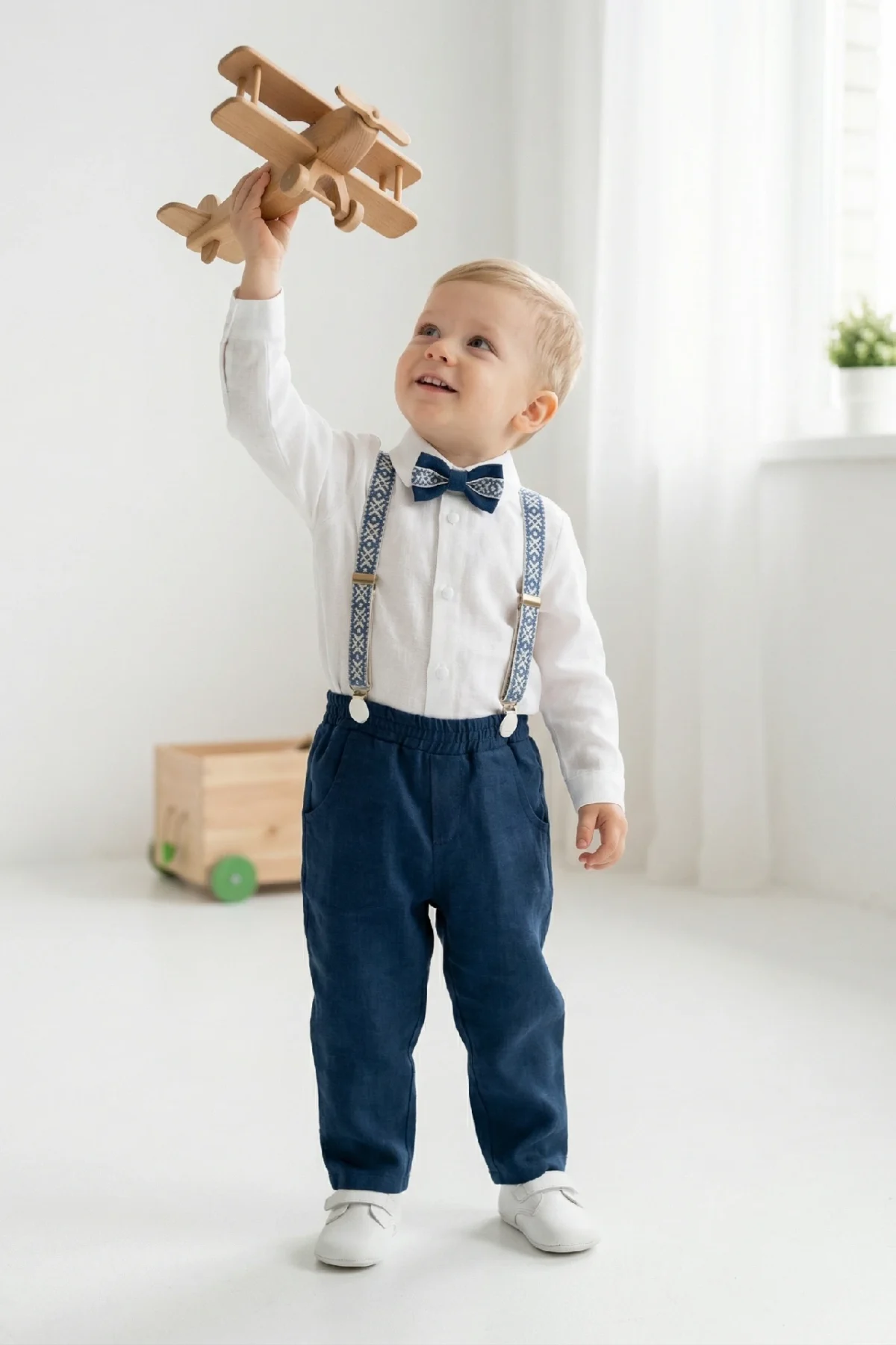 Mėlynas krikštynų kostiumas