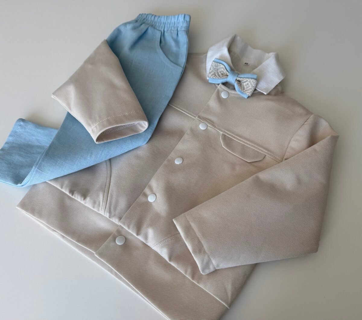 Bomber stiliaus šventiškas švarkelis